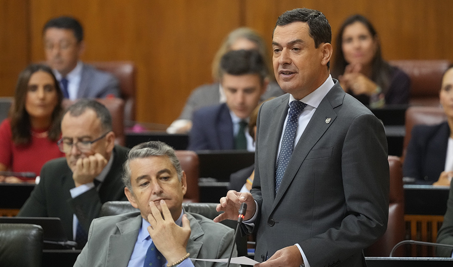 Moreno responde a una de las preguntas formuladas en la sesión de control en la Cámara andaluza.
